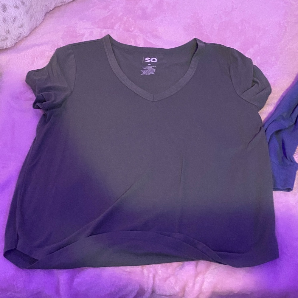 SO Women's V-Neck Short Sleeve Top - Sage Green